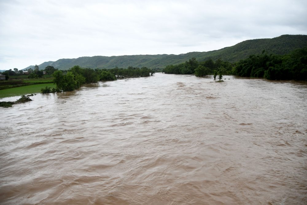 दाङमा बाढीले दुईवटा अटोरिक्सा बगायो, दुईजना बेपत्ता, चालकको उद्धार