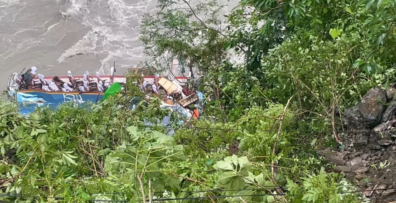 तनहुँ बस दुर्घटना :  भारतीय वायुसेनाको विमानबाट शव नासिक लगिने