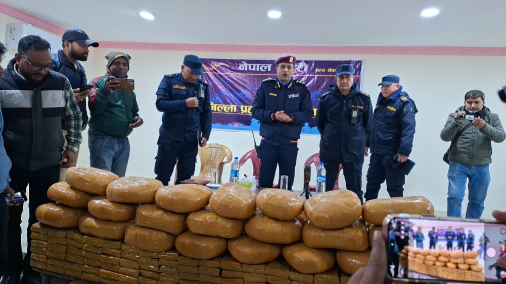 लागभग २ क्विन्टल  चरेससहित ट्रक र चालक पक्राउ