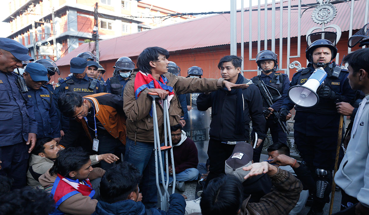 गेटमै जेनजी घाइते युवाहरूले धर्ना दिएपछि भित्र छिर्न पाए