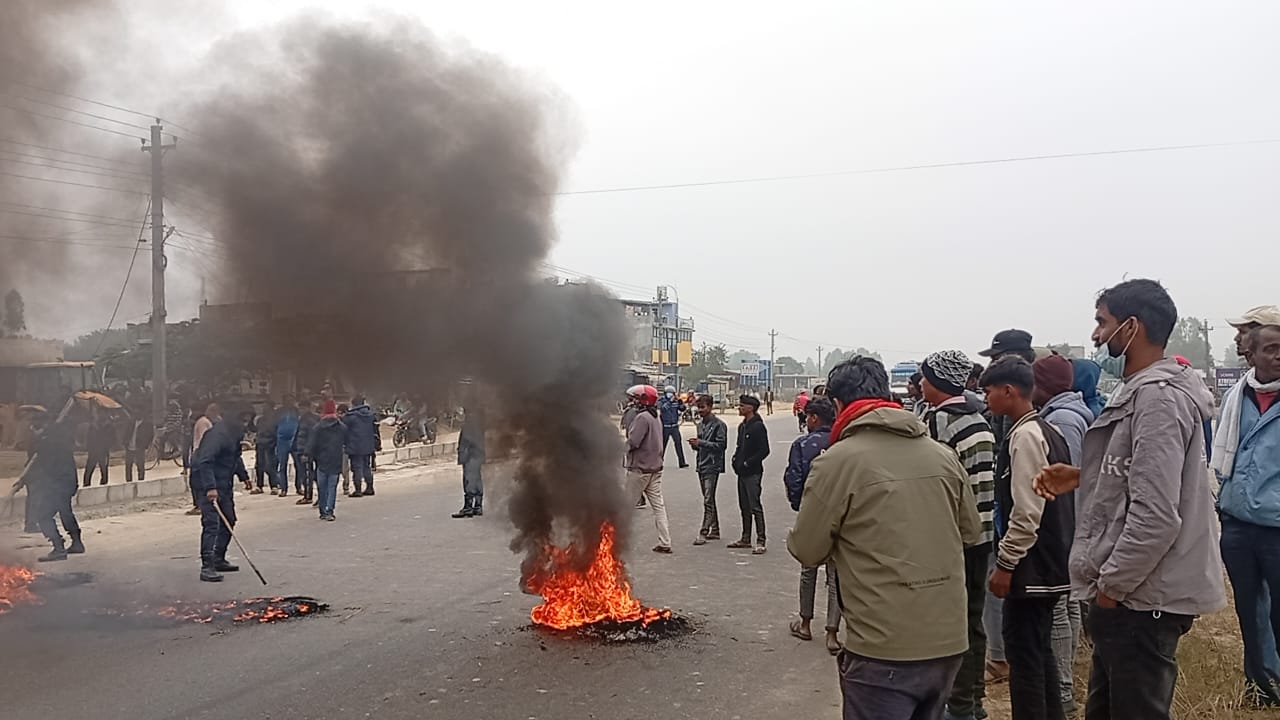 बंगलादेशमा हिन्दुमाथि भएको हत्याको विरोधमा सिरहा पूर्व–पश्चिम राजमार्ग अवरुद्ध