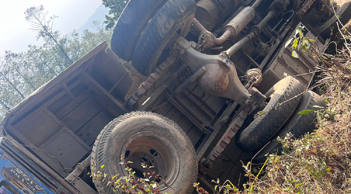 बस पल्टिपछि सडकबाट तल खस्यो