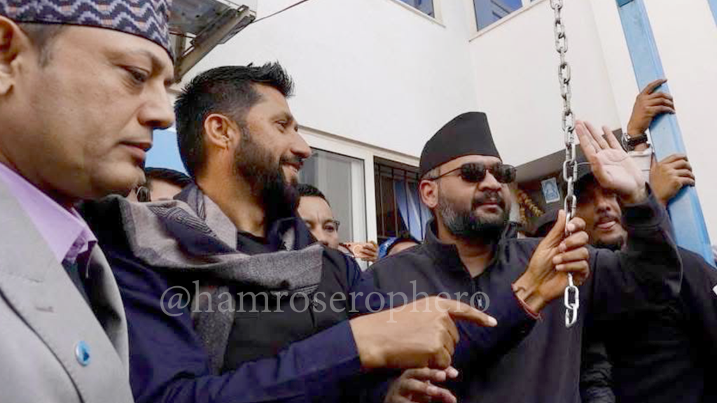 बालेन शाह रास्वपाको घण्टीघर पुगे
