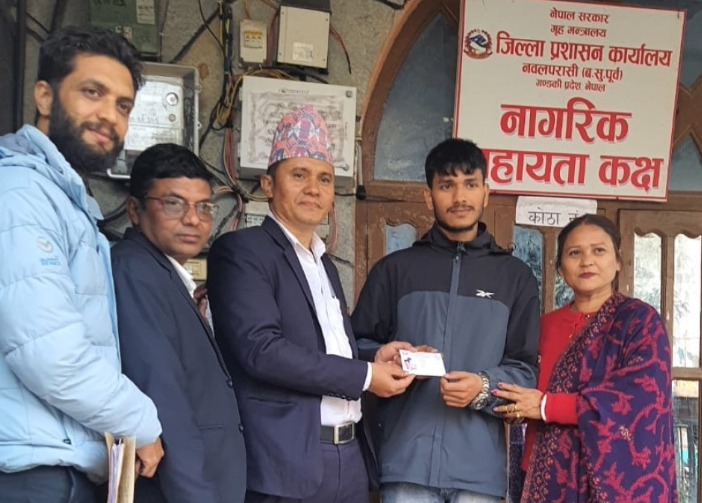 नेपाली आमा  र भारतीय बुवाबाट जन्मेका  युवकले नागरिकता  पाए