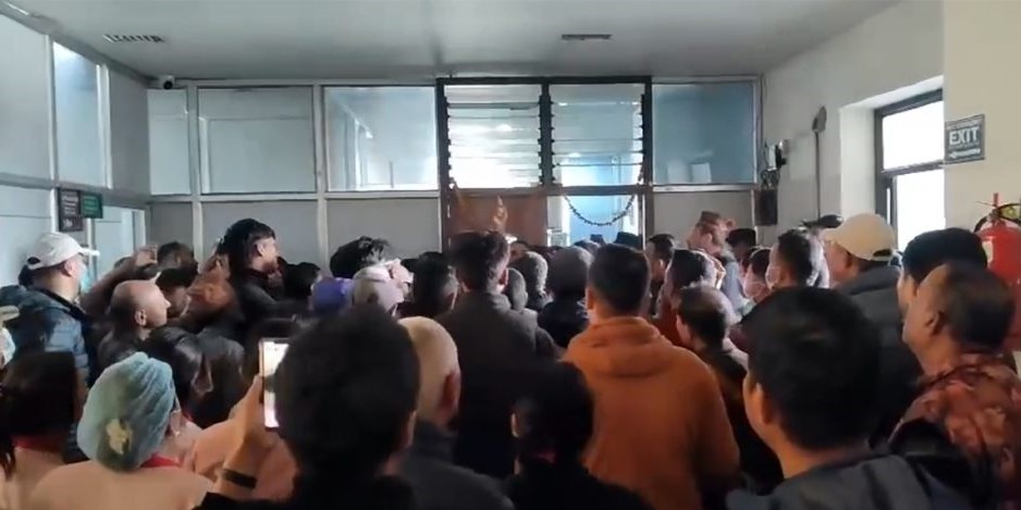 मनमोहन अस्पतालमा उपचाररत घाइतेको मृत्यु भएपछि तनाव