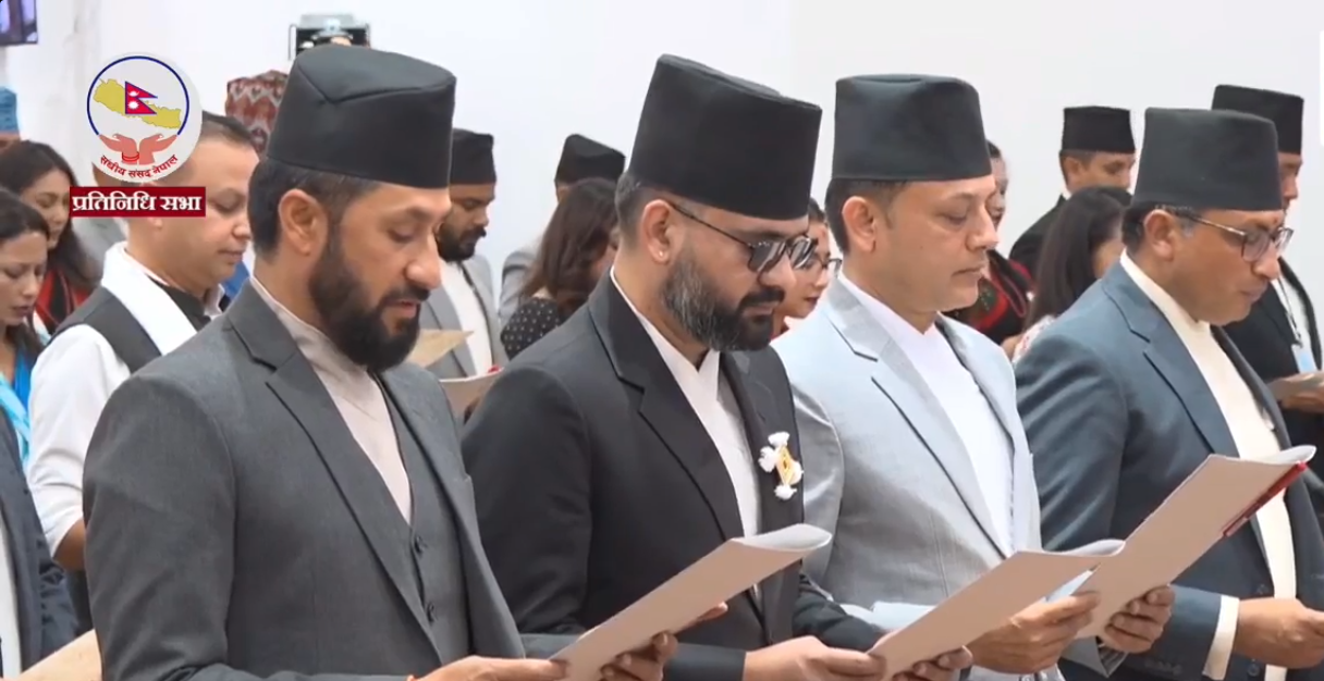 नवनिर्वाचित सांसदहरूले लिए शपथ